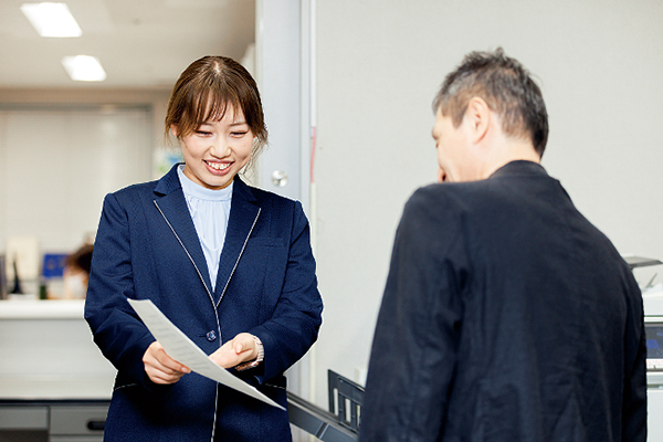 上司に報告の様子