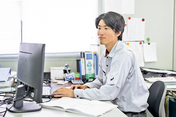 デスクワークをする様子