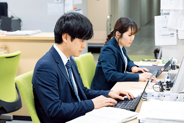 出稿作業の様子