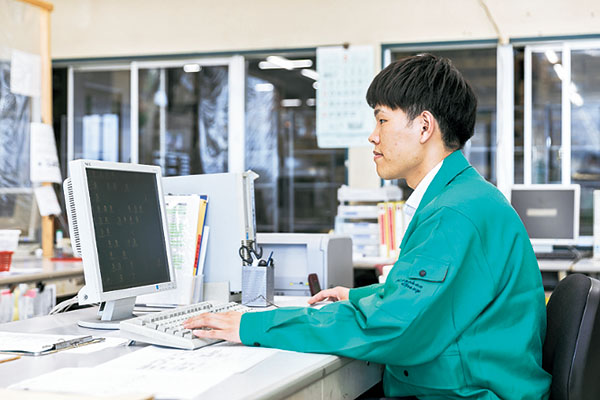 デスクワークの様子