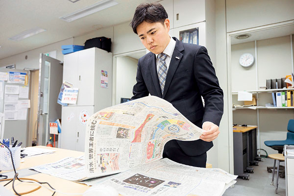 新聞をチェックの様子